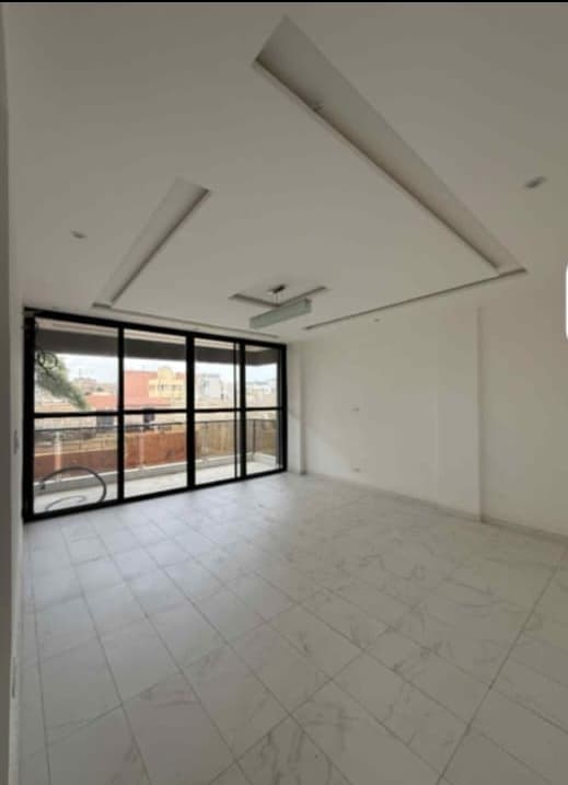 Immeuble Avec Chaque étage a 3 appartements de 2 chambres 3 toilettes 1 salon 1 cuisine équipée 