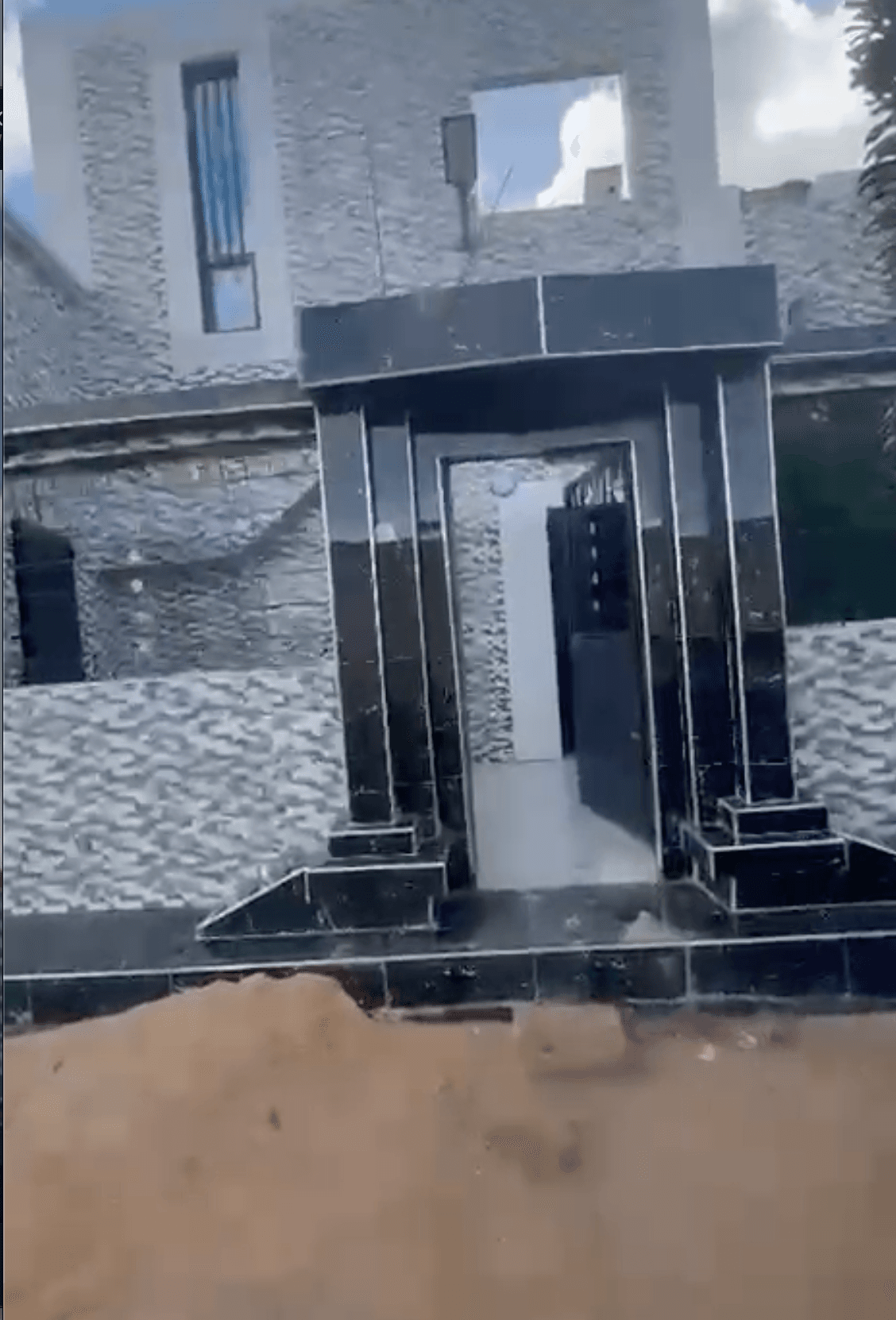 Une villa de 300m2 avec 3 chambres tous avec SDB et salon à NGuékhokh - Miniature 2