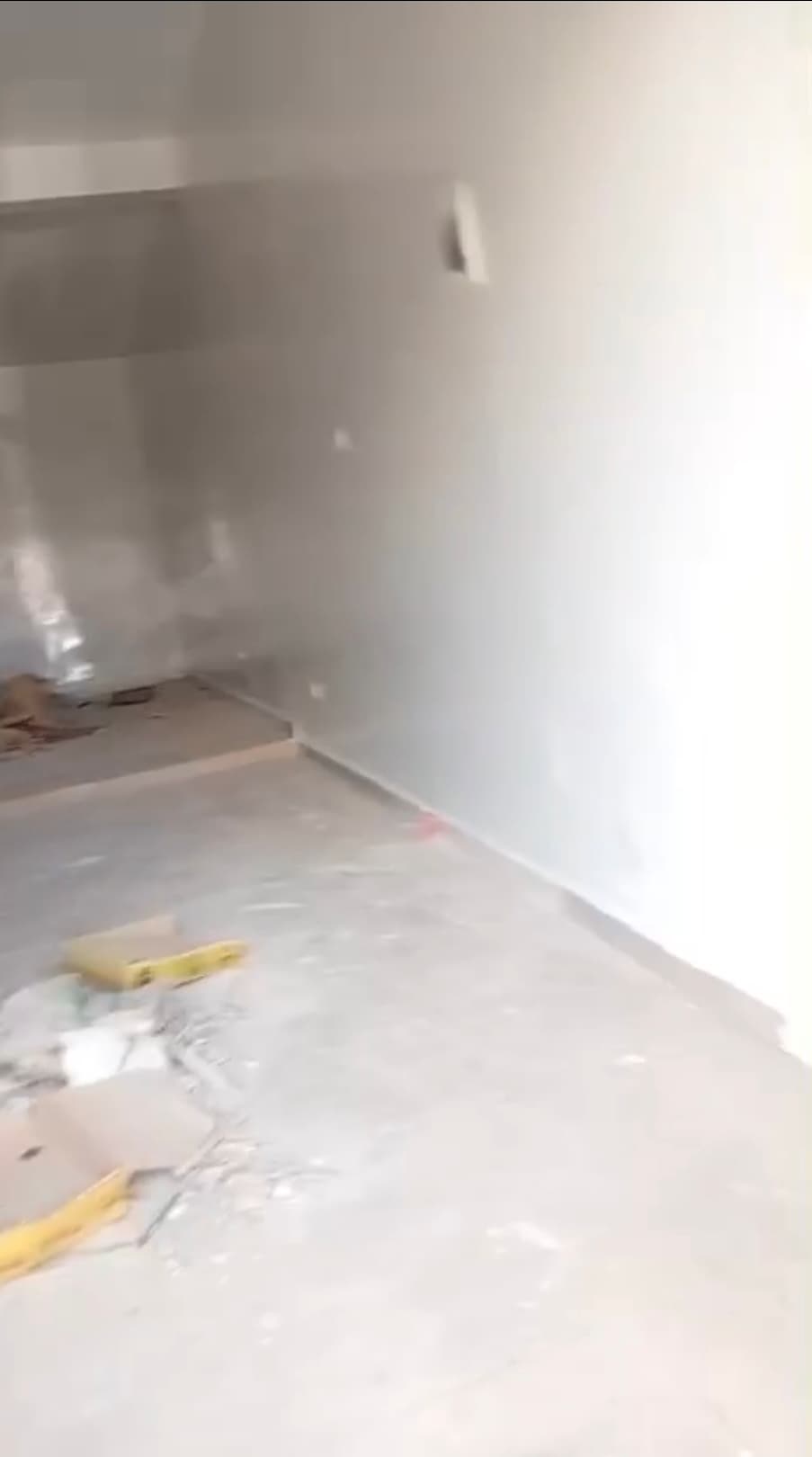 Très grand magasin avec salle de bain deux portes à louer oukam cité avion au bord du goudron - Miniature 2