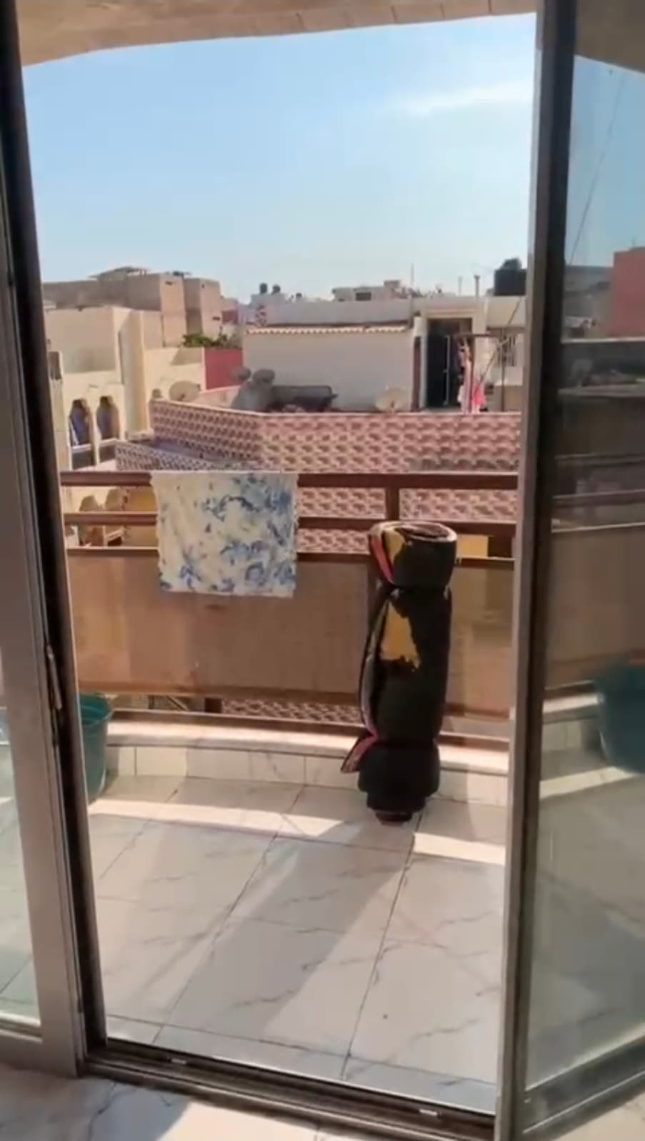 Un mini Studio américain avec balcon composé de chambres cuisine toilettes à la scat urban - Miniature 4