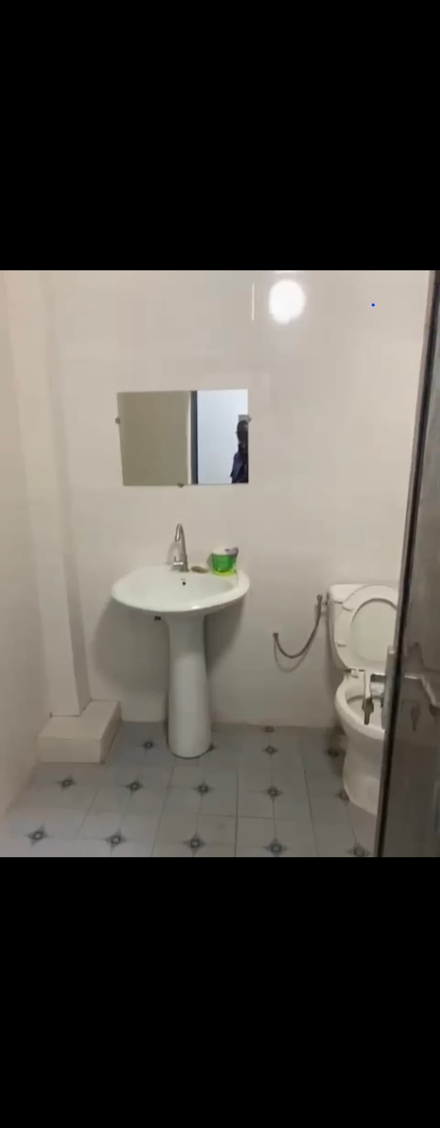 Appartement entrée salon 1toilette extérieur, cuisine au 2eme étage - Miniature 3