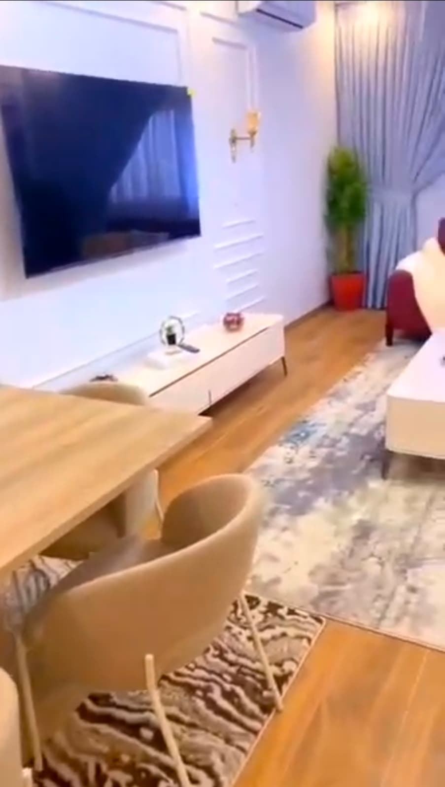  F4 à vendre avec les meubles dans un immeuble - Miniature 2