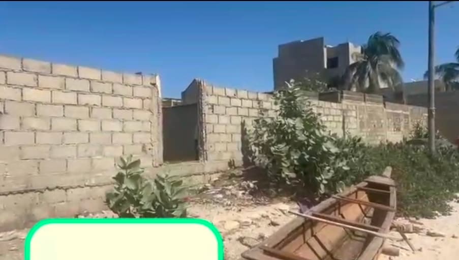 Un Terrain de 400m2 disponible à Bakhdad (Dakar) pied dans l’eau - Image 1